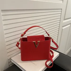 Borsa a tracolla rossa elegante con chiusura metallica a V dorata per donne alla moda