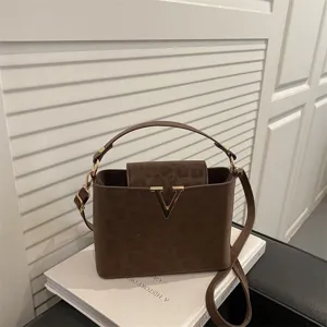 Borsa a tracolla marrone elegante da donna, borsa alla moda con chiusura metallica a V.