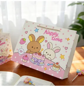 Niedliche Geschenktüte aus Papier mit Hasen-Motiv und rosa Punkten, perfekt für Geburtstagsgeschenke.