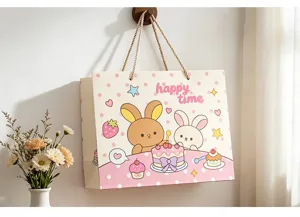 Detailansicht einer süßen Geschenktüte mit Hasen und Torte für Geburtstagsfeiern.
