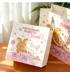 Niedliche Hasen Papiertragetasche mit Kuchenmuster für Geburtstagsgeschenke und Partyverpackung.