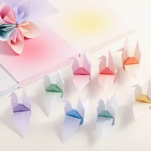 Handgemachte Origami Papierkraniche und bunte Papierblumen Bastelkunst für Geschenke.