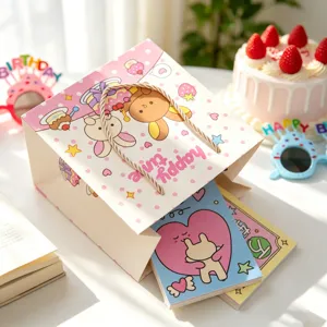 Süße Cartoon Hase Geschenktüte mit Grußkarten, rosa Pünktchen Design für Geburtstag.