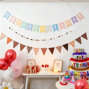 Geburtstagsparty Dekoration Set mit Bannern, Wimpelketten, Luftballons und Requisiten.