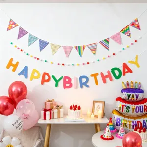Geburtstagsfeier Deko Set mit bunten Buchstaben Girlanden Wimpelketten und festlichen Luftballons.