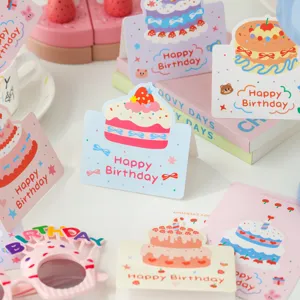 Jolie carte de vœux pliante d'anniversaire gâteau design message pour fête et célébration.