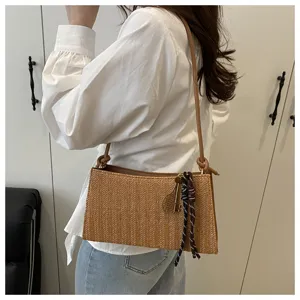 Bolso baguette de hombro de paja tejida para mujer, elegante bolso con bonito colgante.