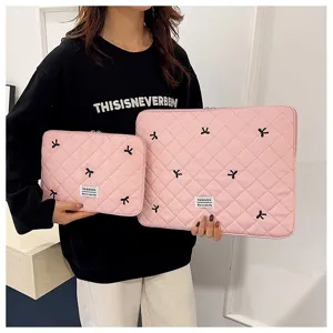 Funda para portátil rosa acolchada con bordado de lazos bonitos y cierre de cremallera.