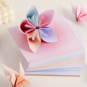 Buntes quadratisches Origami Papier in Pastell mit Farbverlauf für tolle Bastelarbeiten.