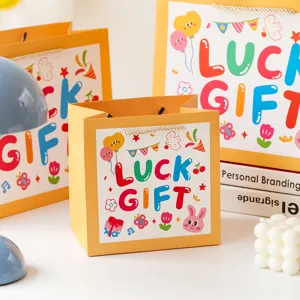 Bolsas de regalo de papel grueso con bonitas ilustraciones coloridas para las fiestas.
