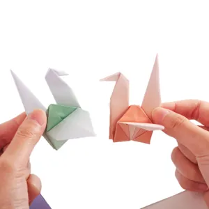 Handgefertigte Origami-Papierkraniche mit Farbverlauf, perfekt für kreative Geschenke.