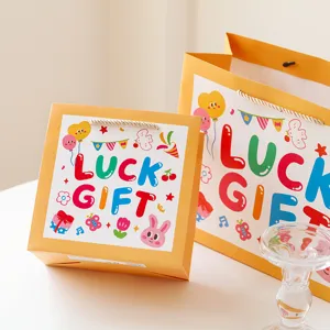 Bolsas de regalo de papel grueso con ilustraciones bonitas para días festivos.