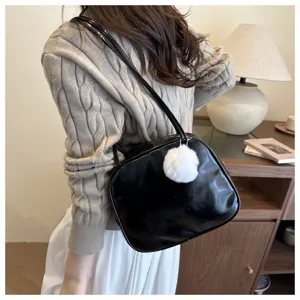 Borsa a tracolla nera testurizzata retrò con elegante ciondolo in peluche bianco