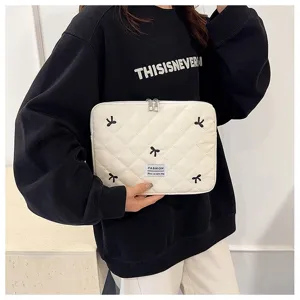 Funda acolchada para portátil con bordado de lazo, ideal para almacenamiento de tabletas.