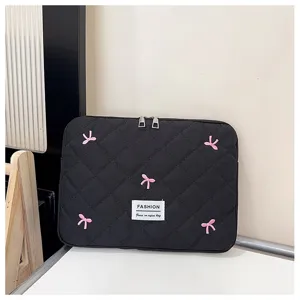 Detalle de funda para portátil acolchada negra, bordado de lazo rosa, bolsa de nailon.