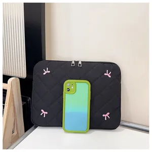 Funda acolchada negra para portátil con bonitos lazos rosas, ideal para tablets de 11 a 15 pulgadas.
