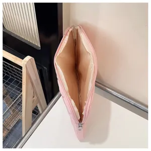 Vista detallada del interior de la funda acolchada rosa para ordenador portátil y tablet.