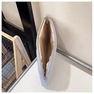 Vista detallada de la funda acolchada azul claro para portátil con forro interior y cremallera.