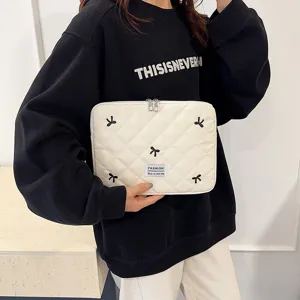 Funda acolchada blanca para portátil con bordado de lazo negro, elegante bolsa para tableta.
