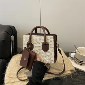 Elegante bolso mini de mimbre con ribete de cuero marrón y un pequeño monedero chic.