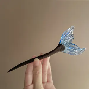 Handgefertigter Hairstick aus Holz mit durchscheinendem blauen Harz Fischschwanz Design