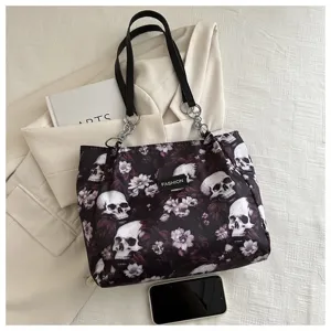 Detailansicht der lässigen Damen Totebasche mit Totenkopf und Blumenmuster sowie Henkeln.