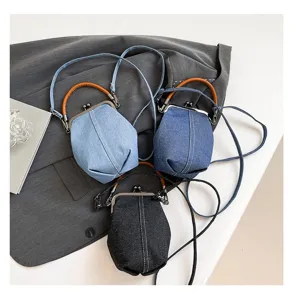 Vue détaillée de sacs à bandoulière en jean décontractés aux couleurs variées avec cadres rétro.