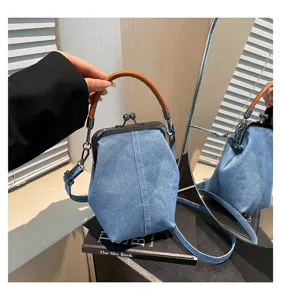 Sac bandouliere retro en denim serrure vintage esthetique sac a main decontracte pour femmes.
