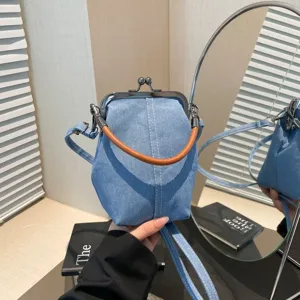 Sac bandoulière tendance en denim avec fermeture clic-clac rétro pour téléphone.