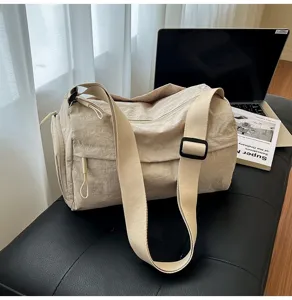 Λεπτομερής όψη της casual νάιλον τσάντας χιαστί για ταξίδια, με φαρδύ ιμάντα και φερμουάρ.