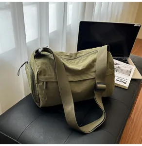Λεπτομερής όψη της casual νάιλον τσάντας χιαστί, που δείχνει το πράσινο σχέδιο και τον ιμάντα.