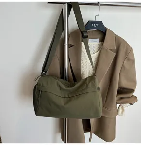 Λεπτομερής όψη της casual πράσινης νάιλον τσάντας χιαστί με ρυθμιζόμενο ιμάντα και φερμουάρ.