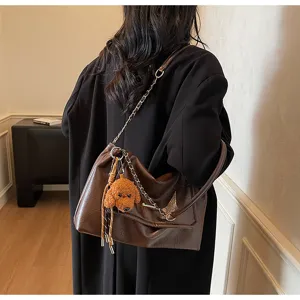 Koreaanse stijl retro bruine schoudertas voor vrouwen, hippe PU lederen tas met ketting.