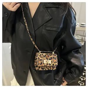 Mini leopard καπιτονέ τσάντα ώμου με αλυσίδα, στιλιστική λεπτομέρεια φθινοπωρινής μόδας.