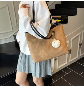 Grote bruine shopper tas voor dames, stijlvolle schoudertas met schattige hanger.
