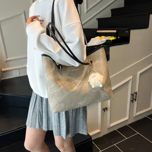 Grote canvas tote tas voor dames, stijlvolle shopper schoudertas voor forenzen met pluche hanger.