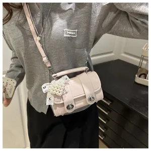 Bolso cruzado rosa con colgante de corazón de perlas y lazo, bolso elegante para mujer.