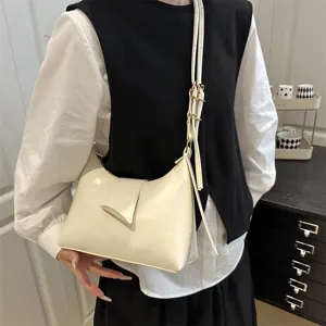Sac à bandoulière minimaliste blanc chic en cuir pour femmes, style quotidien à la mode.