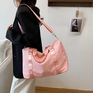 Grosse rosa Reise Sporttasche fuer Damen, stylische elegante Umhaengetasche fuer Fitness Reise.