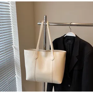 Λεπτομέρεια από minimal τσάντα tote σε λευκό χρώμα από PU δέρμα με κομψές κάθετες γραμμές.