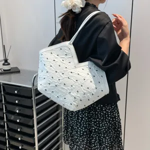 Bolso de hombro blanco grande con bonito motivo de lazo negro para uso diario casual.
