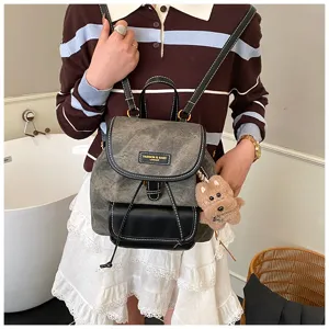 Stylish retro kontrastfarbener Rucksack mit Bärenanhänger, lässige Damen Alltagstasche