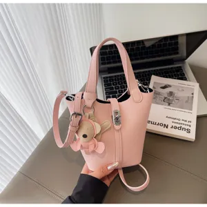 Bolso cubo rosa con colgante de oso lindo y cierre metálico para mujeres elegantes