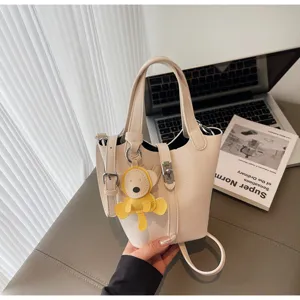 Bolso tipo cubo casual con patrón de lichi, dije de oso lindo y diseño de cerradura de metal.