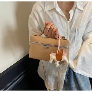 Elegante bolso bandolera de mujer con bonito abalorio de pegaso bolso de cuero elegante