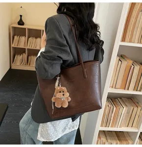 Elegante bolso tote marrón de piel sintética estilo coreano con bonito colgante de oso.