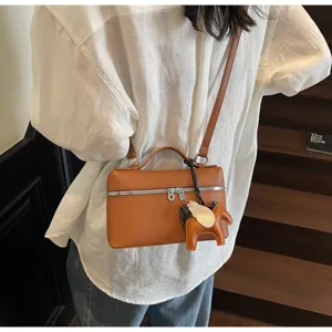 Bolso bandolera tipo caja de cuero marrón estilo coreano con dije de caballo para damas.