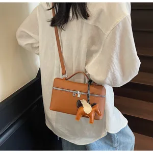 Bolso bandolera marrón de cuero con lindo dije de caballo alado, bolso casual elegante.