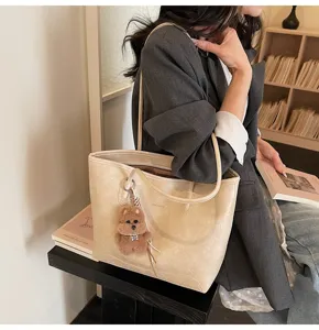 Bolso tote de cuero beis grande con colgante de oso, elegante bolso de hombro para mujer.