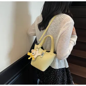 Bolso cubo amarillo con patrón de lichi y bonito colgante de oso, bolso de mano casual.